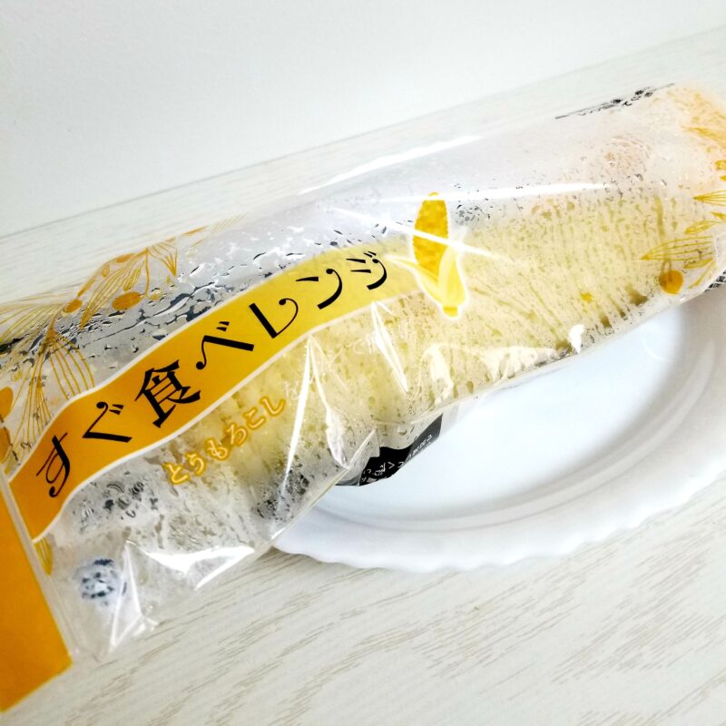 専用のビニール袋に入れてとうもろこしを電子レンジにかけた画像。